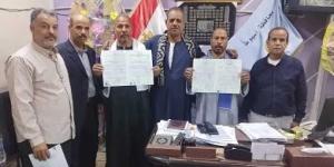 تسليم عقود تقنين جديدة لأراضي أملاك الدولة بمركز الفتح في أسيوط