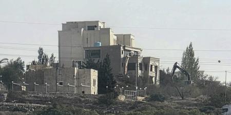بالفيديو: قوات الاحتلال تهدم عمارة سكنية في الخليل وتغلق مداخل المدينة ومخارجها