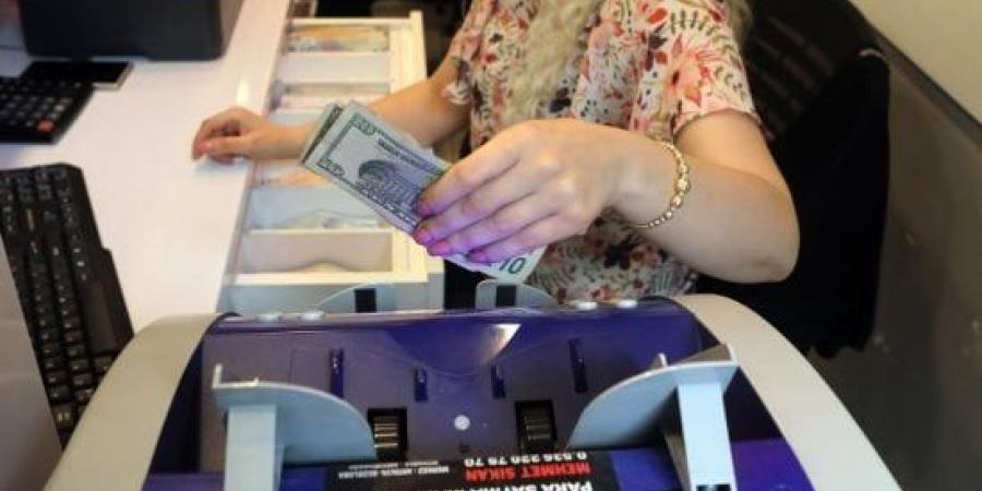 الدولار فوق 55 جنيهًا في البنوك.. تعرف على آخر أسعار الشراء والبيع :اليوم السابع
