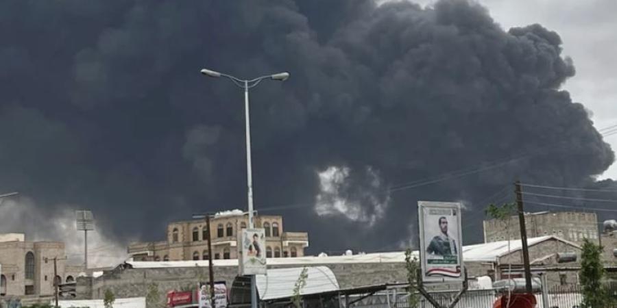 الحوثيون يتبنون استهداف معسكر النصر وقاعدة بحرية في عدن