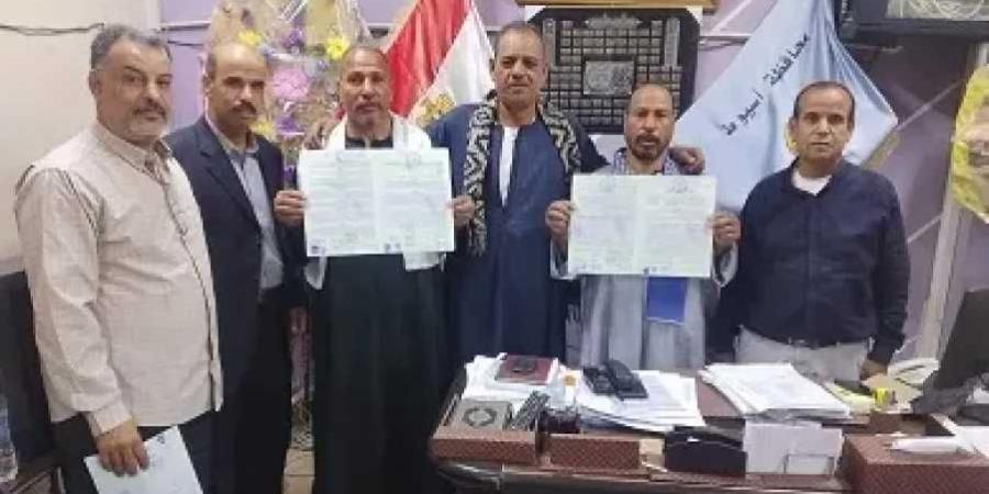 تسليم عقود تقنين جديدة لأراضي أملاك الدولة بمركز الفتح في أسيوط