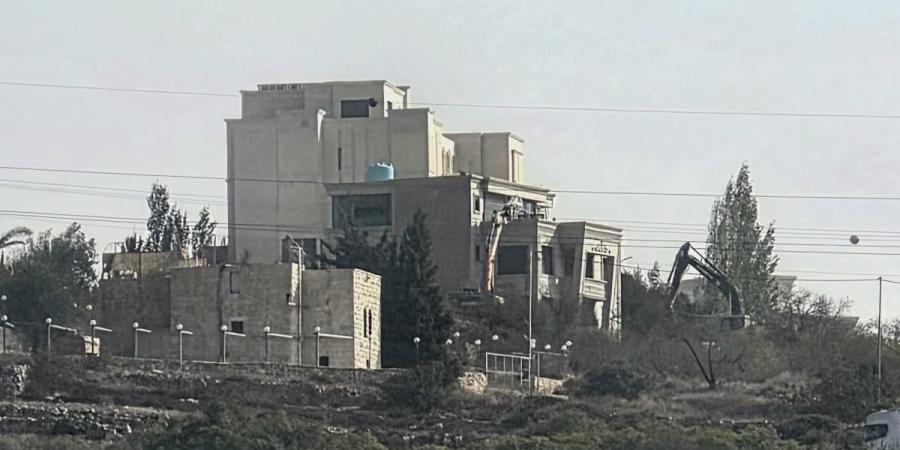 بالفيديو: قوات الاحتلال تهدم عمارة سكنية في الخليل وتغلق مداخل المدينة ومخارجها