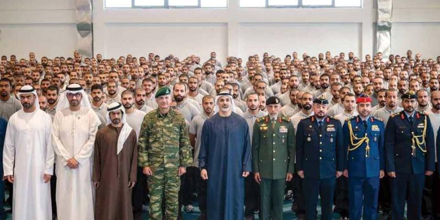 ولي عهد أبوظبي يزور مركز تدريب عسكري في اليونان ويلتقي طلبة إماراتيين