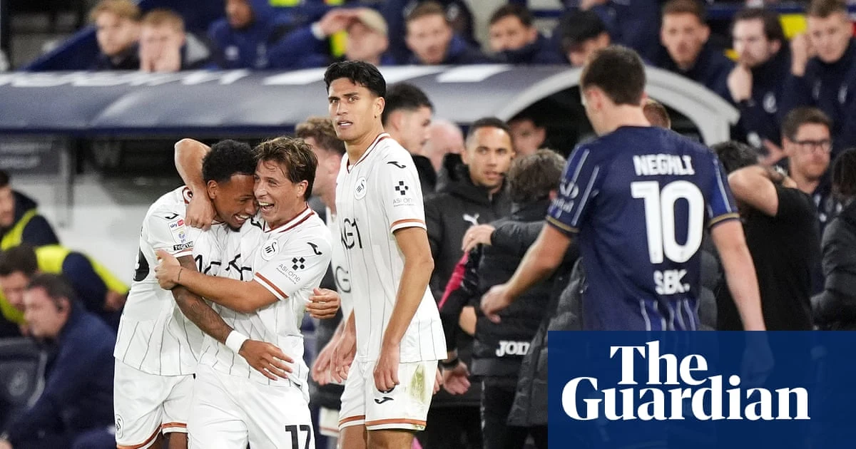 سوانسي يتغلب على ميلووول بعد توقف المباراة لتشويه عنصري