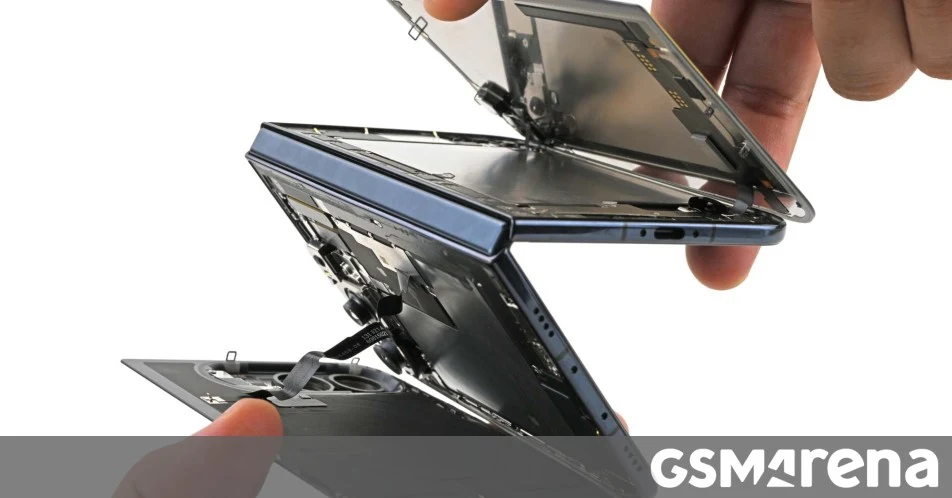 تحليل iFixit يكشف قابلية إصلاح iPhone Duo مع تحذيرات حول المفصل