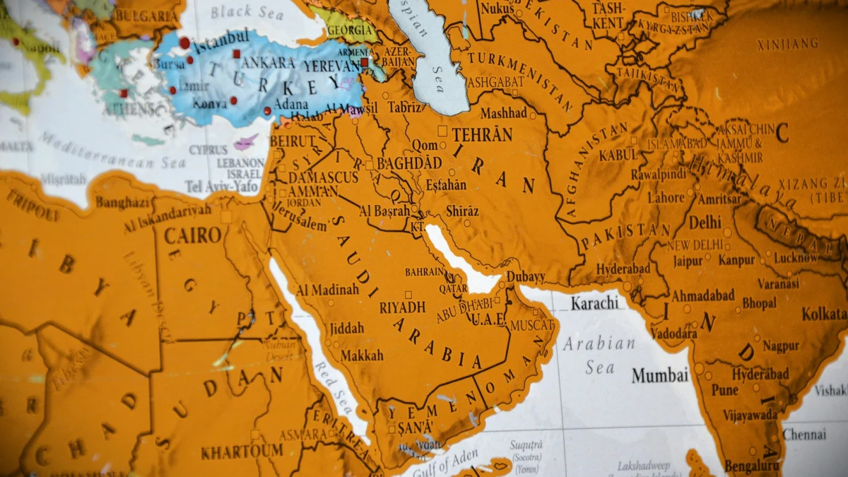 حوثيون يدّعون استهداف خط أنابيب النفط السعودي ومطار الرياض