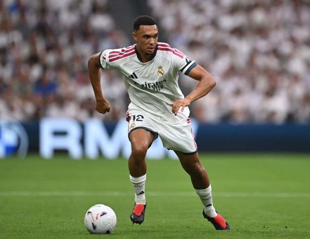ألكسندر أرنولد متمسك بمكانه في ريال مدريد ولا يفكر في الرحيل