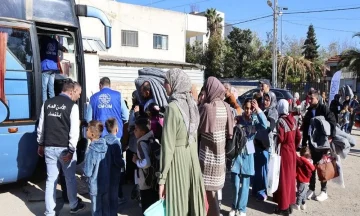 النازحون السوريون يعودون إلى سوريا عبر الحدود اللبنانية